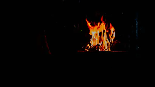 火在炉中燃烧 — 图库照片