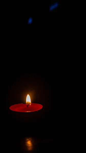 Ένα Αναμμένο Κερί Σκούρο Φόντο — Φωτογραφία Αρχείου