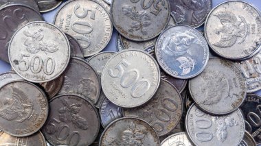 Arkaplan olarak rupiah sikkeleri yığını