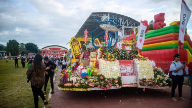 Tomohon, Ağustos 2023, Tomohon Uluslararası Çiçek Festivali, Arabalar çiçek turnuvasına katılmak için çiçeklerle süslenmiştir.