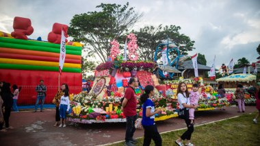 Tomohon, Ağustos 2023, Tomohon Uluslararası Çiçek Festivali, Arabalar çiçek turnuvasına katılmak için çiçeklerle süslenmiştir.