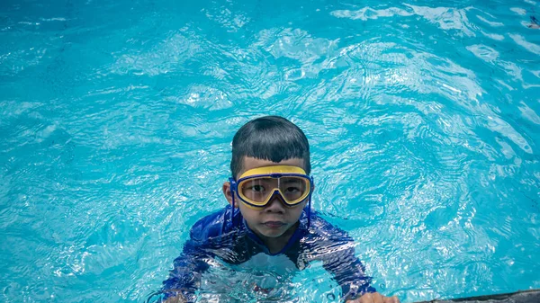 Malý Chlapec Plaval Jezírku — Stock fotografie