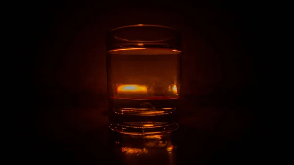 Uma Pequena Vela Perfumada Redonda Com Copo Vodka — Fotografia de Stock