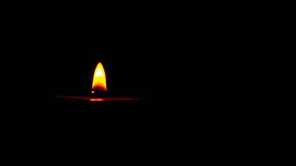 Ένα Μικρό Κερί Που Φωτίζει Σκοτάδι — Φωτογραφία Αρχείου