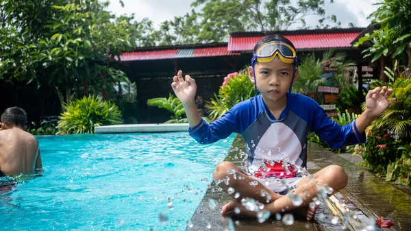 Küçük Bir Çocuk Yüzme Havuzunun Kenarında Oturuyordu — Stok fotoğraf