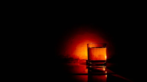 Een Kleine Ronde Geurkaars Met Een Glas Wodka — Stockfoto