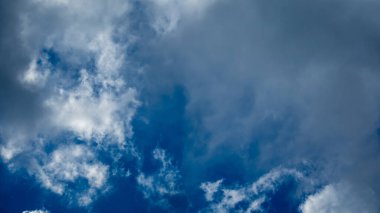 Akşamüstü mavi gökyüzünde beyaz bulutlar