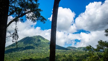 Bulutlu mavi gökyüzü ile güzel lokon dağı