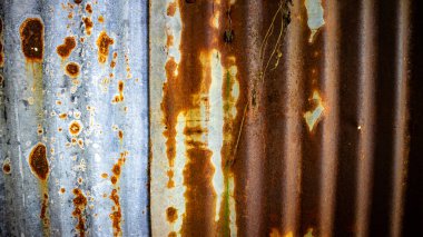 Yıpranmış paslı çinko kumaşlı duvarda kötü durumda..