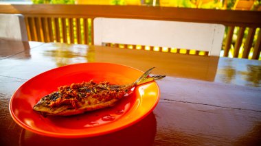 Kırmızı tabakta güzel ızgara balık.