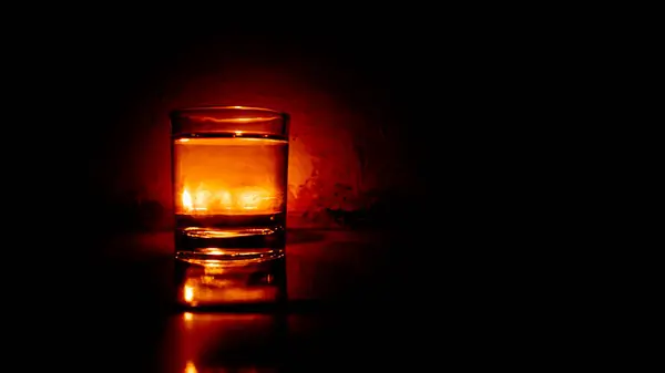 Una Pequeña Vela Redonda Perfumada Con Vaso Vodka —  Fotos de Stock