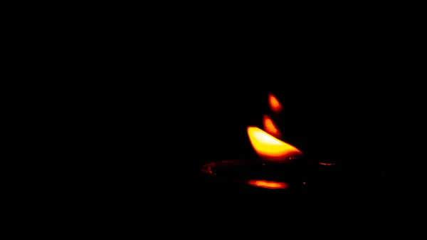 Eine Kleine Kerze Die Die Dunkelheit Erhellt — Stockfoto