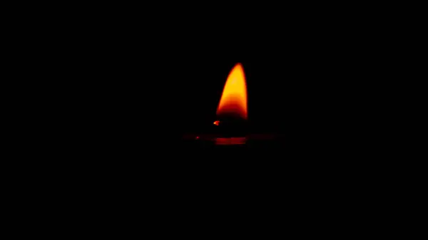 Ένα Μικρό Κερί Που Φωτίζει Σκοτάδι — Φωτογραφία Αρχείου