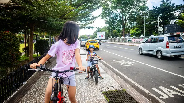 在城市公园骑自行车的漂亮小女孩 — 图库照片