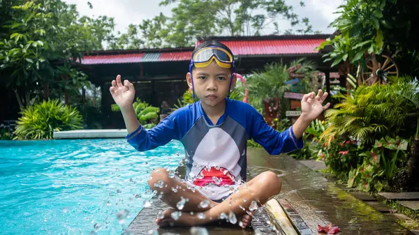 Küçük Bir Çocuk Yüzme Havuzunun Kenarında Oturuyordu — Stok fotoğraf