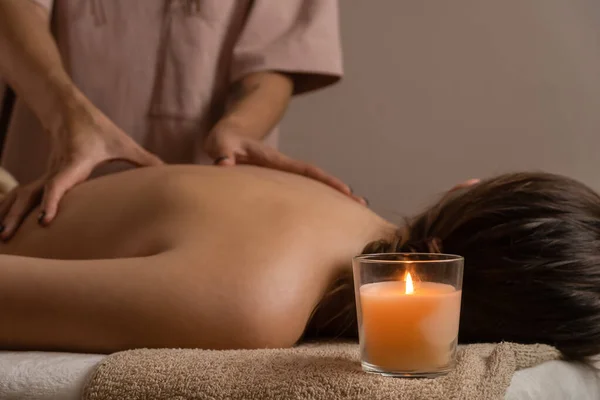 Weibliche Masseurin Macht Eine Entspannende Rückenmassage Einem Wellness Salon Mit — Stockfoto