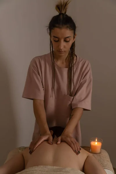 Massaggiatore Massaggio Alla Schiena Piedi Alla Testa Una Donna Sdraiata — Foto Stock