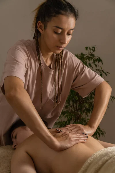 Masaj Vücut Bakımı Genç Bir Kadın Masaj Terapistinin Spasında Sırt — Stok fotoğraf