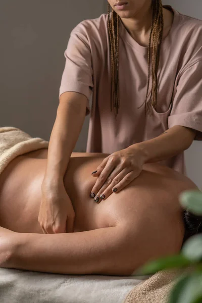 Kadın Masaj Terapistinin Elleri Spa Salonundaki Bir Kadına Rahatlatıcı Bir — Stok fotoğraf