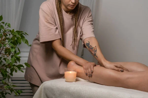 Kadın Bir Masözün Masaj Odasında Elinde Mum Olan Bir Müşteriye — Stok fotoğraf