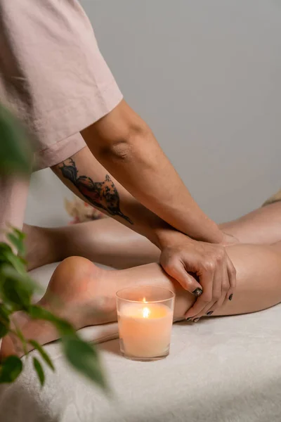 Primo Piano Delle Mani Massaggiatore Che Massaggio Rilassante Delle Gambe — Foto Stock