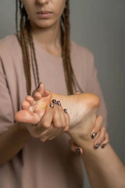 Zbliżenie Refleksologiczny Masaż Stóp Profesjonalny Terapeuta Który Masuje Nogi Stopy — Zdjęcie stockowe