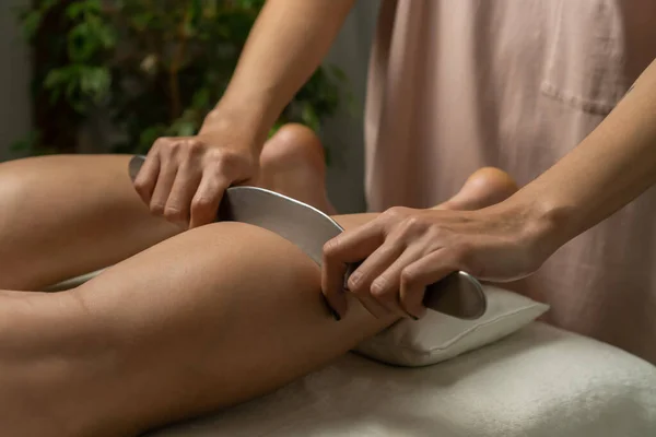 Primo Piano Delle Mani Massaggiatore Femminile Che Massaggio Piedi Con — Foto Stock