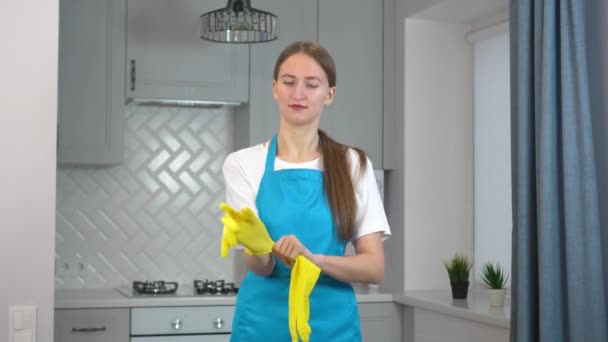 Koncepcja Sprzątania Pokojówka Nosi Rękawiczki Fartuch Przygotowania Domu Sprzątania Profesjonalna — Wideo stockowe