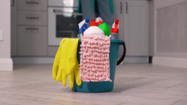 Borstels Flessen Schoonmaakmiddelen Sponzen Vodden Gele Rubberen Handschoenen Achtergrond Van — Stockvideo