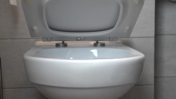 Automatyczne Płynne Zamykanie Pokrywy Toalety Zawieszony Montaż Toalety Biała Ceramiczna — Wideo stockowe