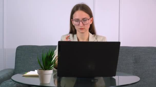 Sorrindo Satisfeito Jovem Empresária Óculos Terminou Trabalho Computador Esticando Sentado — Vídeo de Stock