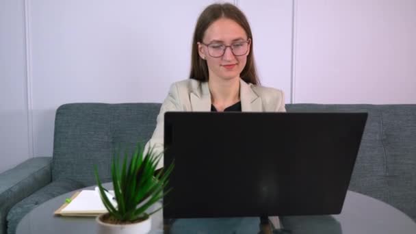 Gelukkige Jonge Vrouw Freelancer Werken Aan Computer Typen Sms Berichten — Stockvideo