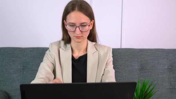 Счастливая Молодая Женщина Фрилансер Работает Компьютере Печатая Смс Дома Заканчивает — стоковое видео