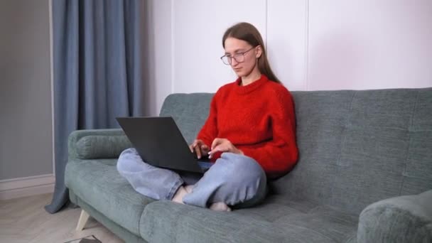 Mujer Profesional Joven Ropa Casa Suéter Rojo Escribe Correo Electrónico — Vídeos de Stock