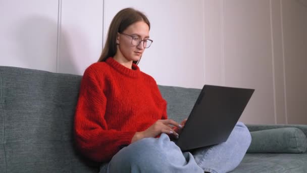 Junge Berufsfrau Hauskleidung Und Rotem Pullover Schreibt Wichtige Mails Von — Stockvideo