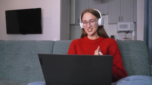 헤드폰을 여성은 노트북으로 통화를 인터넷 교사와 대화를 나누고 공부를 집에서 — 비디오