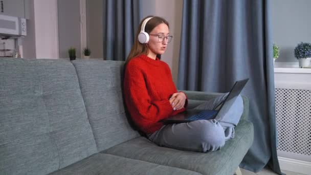 Ung Kvinde Hovedtelefoner Udfører Konferenceopkald Bærbar Computer Taler Med Online – Stock-video