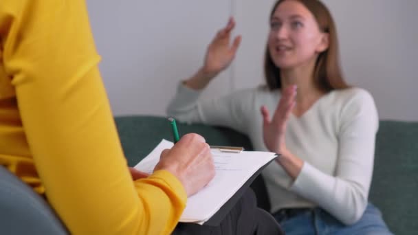 Vrouwenpsycholoog Praat Helpt Meisje Opname Van Belangrijke Studies Tablet Zicht — Stockvideo