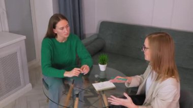 Toplayıcı ya da toplayıcı özgeçmiş tutarken konuşma sırasında aday profili, takım elbiseli işveren iş görüşmesi, yönetici kaynakları istihdam ve işe alım kavramını yürütüyor. P