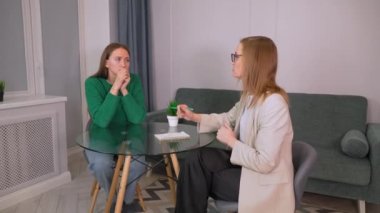 Toplayıcı ya da toplayıcı özgeçmiş tutarken konuşma sırasında aday profili, takım elbiseli işveren iş görüşmesi, yönetici kaynakları istihdam ve işe alım kavramını yürütüyor. P