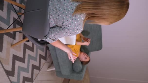 Una Mujer Joven Acostada Descansando Sofá Con Psicólogo Sentado Lado — Vídeos de Stock