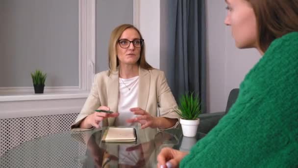 Kadın Psikolog Konuşur Kıza Yardım Eder Önemli Çalışmaları Tablete Kaydediyor — Stok video