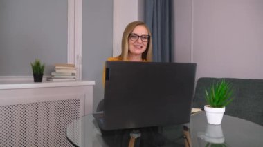 Psikolog ya da koç internet üzerinden ev ofisinde, uzaktan çalışan ev psikologu ile çevrimiçi danışmanlık yapıyor. Gözlüklü profesyonel bir kadın. Bilgisayardan psikoloğa danışmanlık yapıyorum. Psikosamatikler