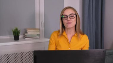 Psikolog ya da koç internet üzerinden ev ofisinde, uzaktan çalışan ev psikologu ile çevrimiçi danışmanlık yapıyor. Gözlüklü profesyonel bir kadın. Bilgisayardan psikoloğa danışmanlık yapıyorum. Psikosamatikler