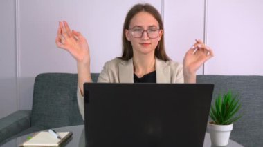 Mutlu genç kadın, evden gelen mesajları yazarak bilgisayar üzerinde çalışıyor. İşini bitirir, kanepeye yaslanır ve ellerini başının arkasına koyar. İş tamamdır. Günün sonu.