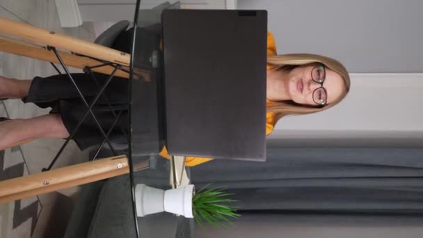 Gözlüklü Gülümseyen Genç Kadını Ellerini Başının Arkasına Koyarak Masasında Oturarak — Stok video