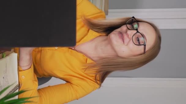 Sorrindo Satisfeito Jovem Empresária Óculos Terminou Trabalho Computador Esticando Sentado — Vídeo de Stock