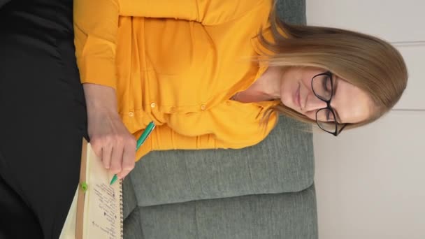 Joven Atractiva Mujer Caucásica Camisa Amarilla Gafas Sienta Sofá Con — Vídeos de Stock