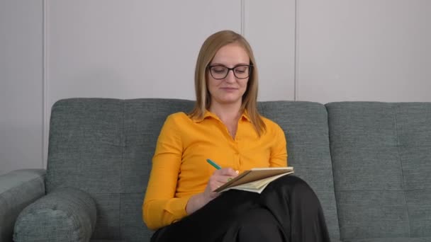 Belle Jeune Psychothérapeute Prend Des Notes Regarde Dans Caméra Sourit — Video