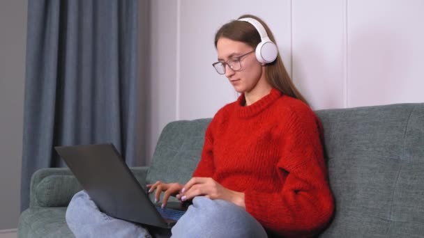 Heureuse Jeune Fille Étudiante Dans Les Écouteurs Regarder Webinaire Écouter — Video